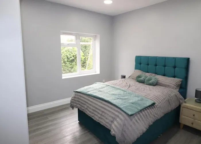 1 Bed Flat, Airport Pick, Drop Available Fibre Broadband, New, Washer Dryer, 10 Mins From City Centre