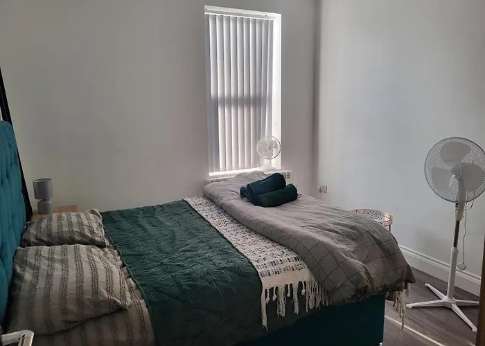 1 Bed Flat, Airport Pick, Drop Available Fibre Broadband, New, Washer Dryer, 10 Mins From City Centre