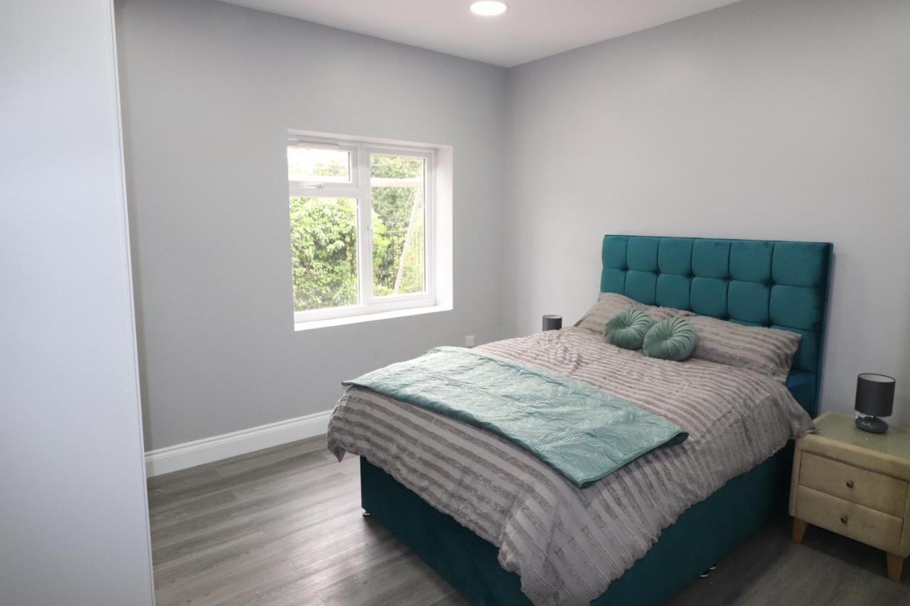 1 Bed Flat, Airport Pick, Drop Available Fibre Broadband, New, Washer Dryer, 10 Mins From Centre Apartment *