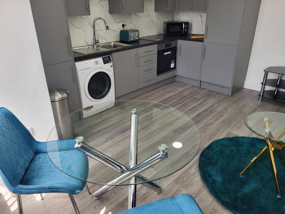 1 Bed Flat, Airport Pick, Drop Available Fibre Broadband, New, Washer Dryer, 10 Mins From Centre Dartford