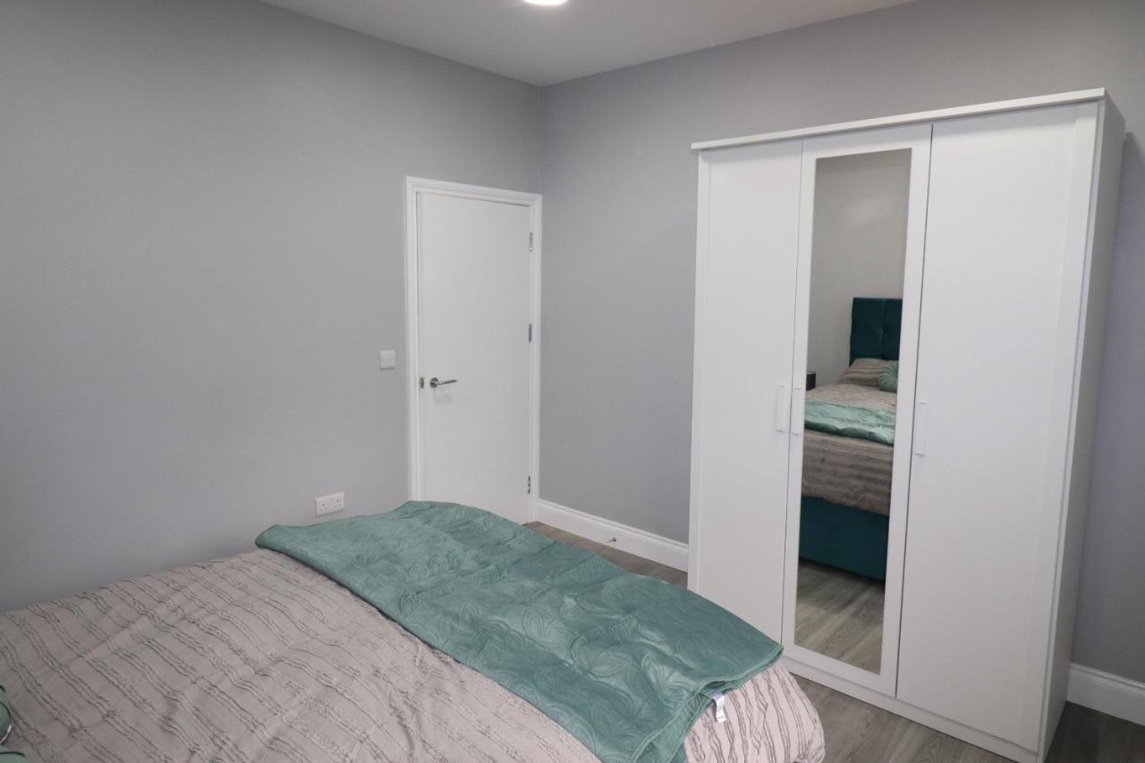 1 Bed Flat, Airport Pick, Drop Available Fibre Broadband, New, Washer Dryer, 10 Mins From Centre *