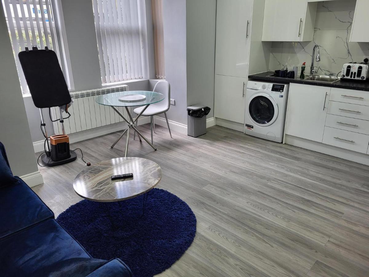 1 Bed Flat, Airport Pick, Drop Available Fibre Broadband, New, Washer Dryer, 10 Mins From Centre Apartment