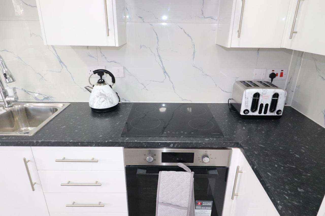 1 Bed Flat, Airport Pick, Drop Available Fibre Broadband, New, Washer Dryer, 10 Mins From Centre Apartment
