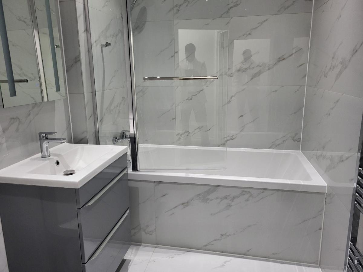 1 Bed Flat, Airport Pick, Drop Available Fibre Broadband, New, Washer Dryer, 10 Mins From Centre